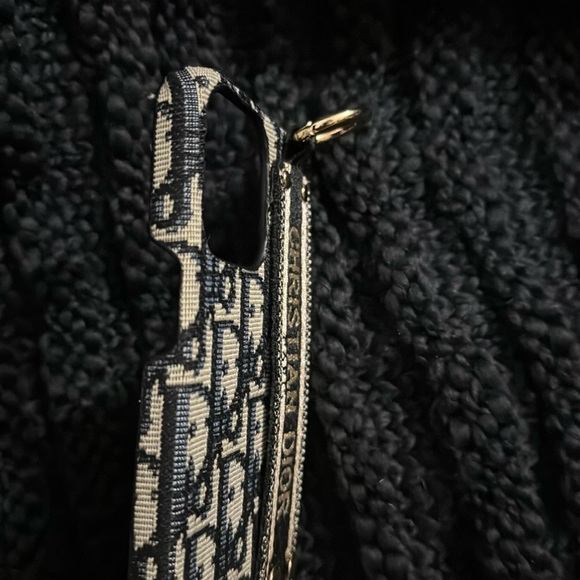 Adorable stylish iPhone 15 pro max case w/handle kickstand - Picture 5 of 7